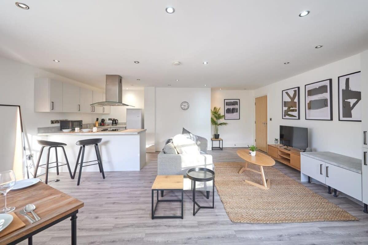 A Stylish Apartment With Parking In Preston Preston  Ngoại thất bức ảnh